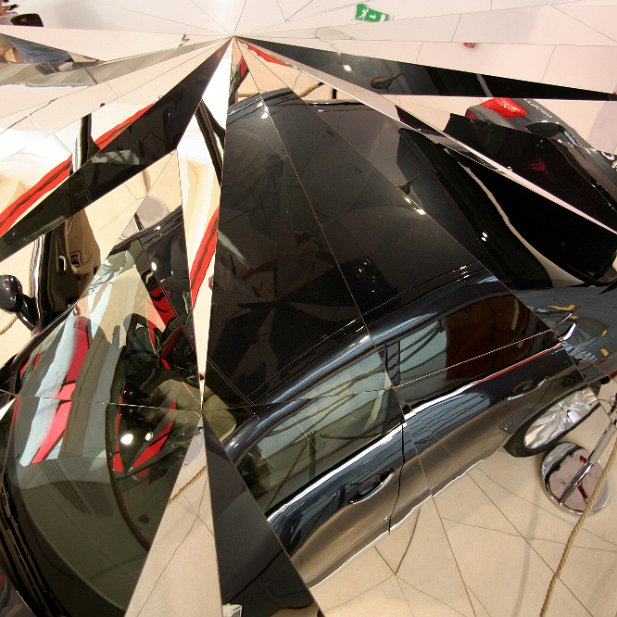 Jeu de miroirs au stand Citroën , Paris