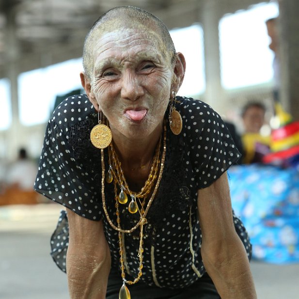 La folle de Mandalay - - La Femme à bijoux en gare de Mandalay BIRMANIE MYANMAR