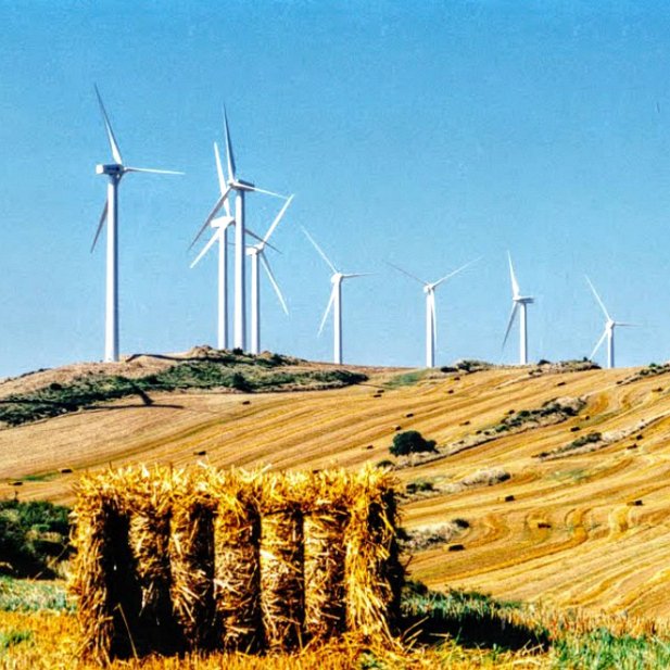 Faire les foins au pied des éoliennes paysage d'espagne