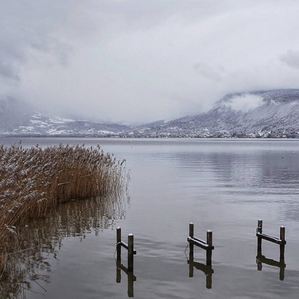 gris métallique sur le lac