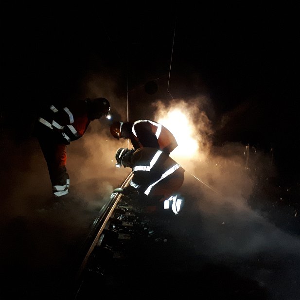 Expertise Rail de nuit mesure de rugosité derrière le train meuleur SCHEUCHZER