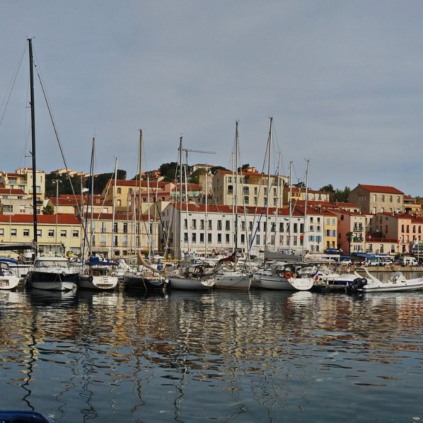 Port Vendres Kolor stitching | 5 pictures | Size: 9148 x 3623 | Lens: Standard | RMS: 2.28 | FOV: 90.14 x 35.70 ~ 4.16 | Projection: Spherical | Color: LDR |