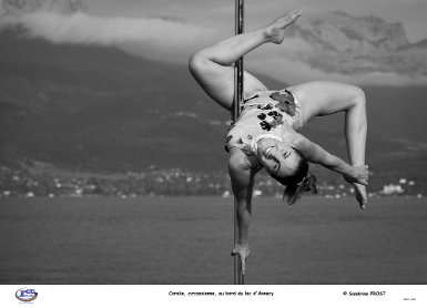 Coralie, poleuse, au bord du lac d'Annecy