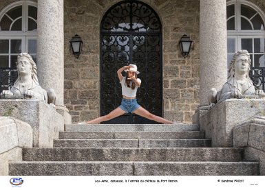 Lou-Anne, danseuse, à l'entrée du château du Port Breton