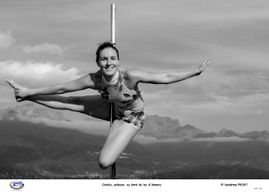 Coralie, circassienne, au bord du lac d'Annecy