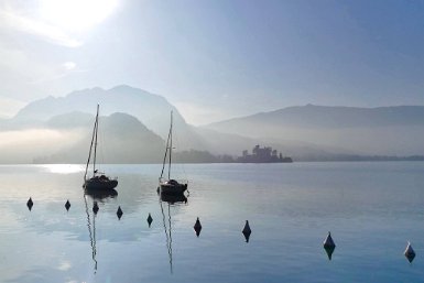 Talloires contre-jour sur le lac