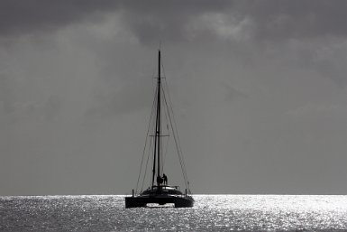 Arrivée d'un catamaran à Marigot Bay ; La DOMINIQUE