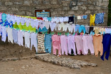 -Famille nombreuse dans un village de l’île de Santo Antão au Cap Vert