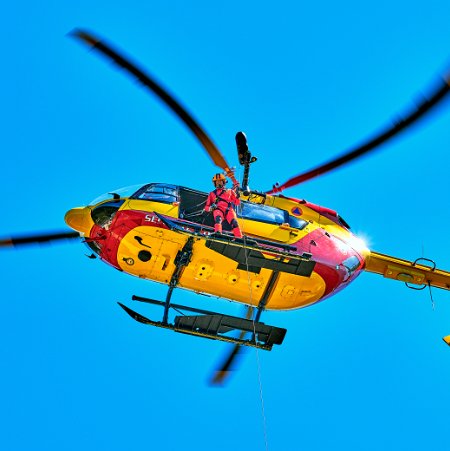 Christophe LES SECOURS AÉRIENS L’équipe du « Dragon 74 » à l’entraînement à l’occasion d’un stage de formation. J’ai pu assister au...