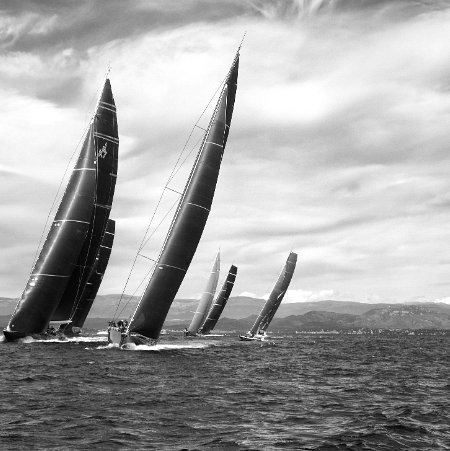 Didier voiliers VOILIERS EN BAIE DE SAINT TROPEZ L’accentuation des contrastes, le jeu avec la lumière et les reflets sont mis en...