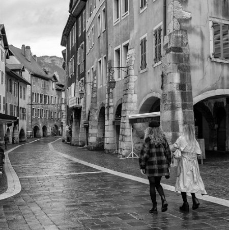 Muriel BALADES J’aime photographier les lieux pleins de vie qui changent au gré des heures, du temps et des saisons. Je vous...