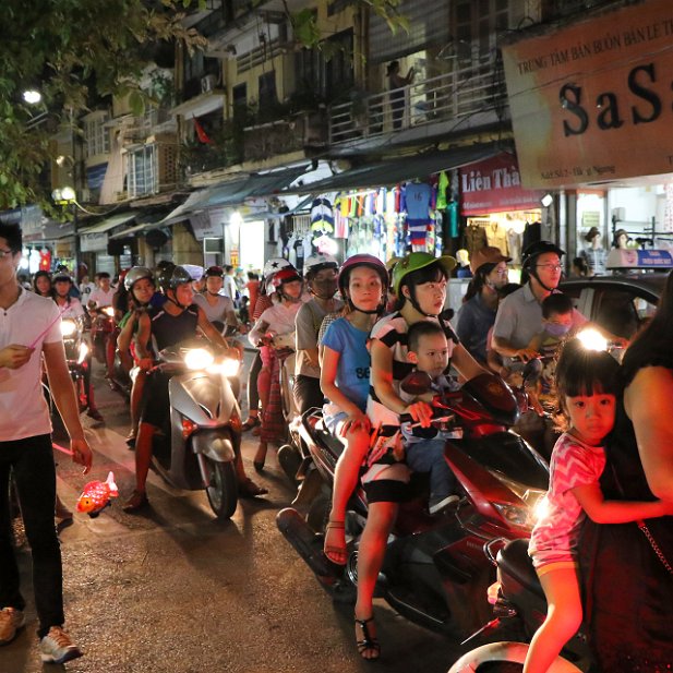 Hanoi la rue de nuit promiscuité