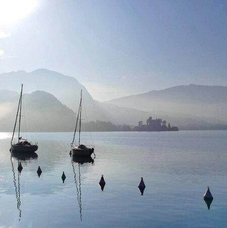 Michèle lac LAC D'ANNECY "... Le lac est endormi dans sa couche tranquille Ayant les monts pour cadre et le ciel pour rideaux, Les...