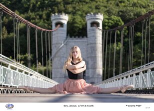 Clara, danseuse, au pont de la Caille null
